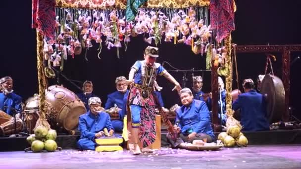 传统的亚洲木偶戏 晚上穿着文化服装的表演者在舞台上表演 — 图库视频影像