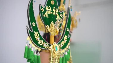 Süslü kostümlü geleneksel Endonezyalı dansçı sabahları ayrıntılı başlık takıyor.