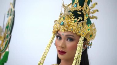 Altın tacın karmaşık detaylarından kadının güzel yüzüne doğru bir geçiş..