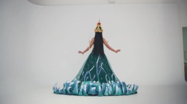 Yeşil kadife bir Java geleneksel gelinliğinde altın boncuk ve iplik nakışının yüksek kalitede işçiliğini gösteren yakın plan bir fotoğraf..