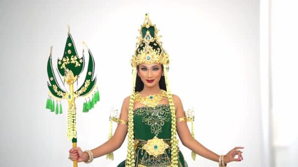 Donna Costume Tradizionale Indonesiano Con Copricapo Ventilatore Durante Mattina — Video Stock