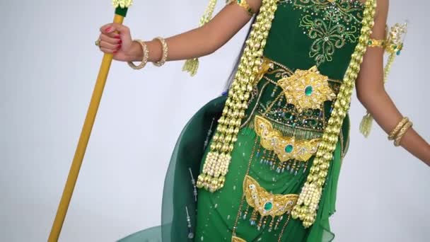 Традиційна Індійська Танцівниця Зеленому Костюмі Золотою Вишивкою Тримає Персонал Частковий — стокове відео