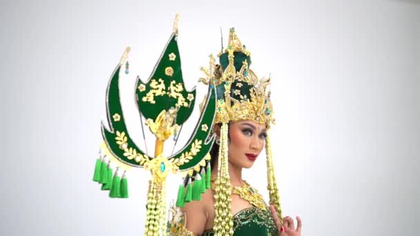 Traditionele Indonesische Danser Sierlijk Kostuum Met Kopstuk Groene Fan Achtige — Stockvideo