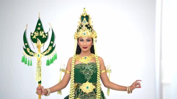 Mujer Traje Danza Javanesa Tradicional Con Tocado Abanico Durante Mañana — Vídeos de Stock