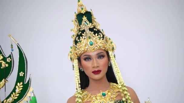Persoon Traditionele Zuidoost Aziatische Kostuum Met Ingewikkelde Gouden Sieraden Kopstuk — Stockvideo
