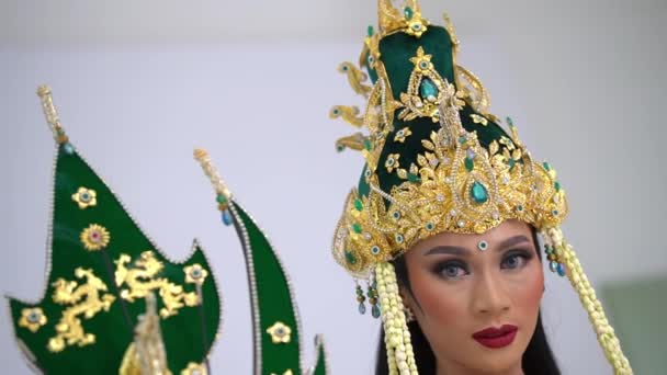 Elegante Frau Traditioneller Asiatischer Kopfbedeckung Mit Juwelen Mit Einer Zeremoniellen — Stockvideo