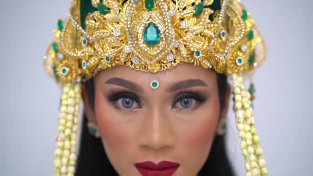 Retrato Uma Mulher Com Maquiagem Tradicional Uma Cobertura Para Cabeça — Vídeo de Stock