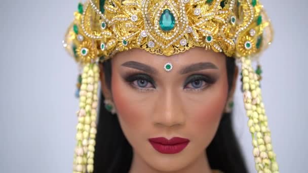Mulher Com Cobertura Para Cabeça Dourada Tradicional Maquiagem Olhando Para — Vídeo de Stock
