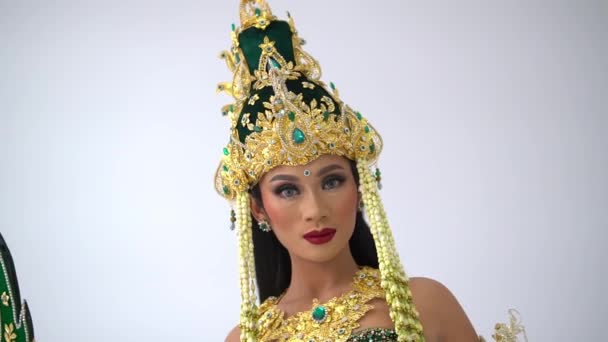Traditionelle Indonesische Tänzerin Kunstvoller Tracht Mit Kopfbedeckung Die Weißen Studio — Stockvideo