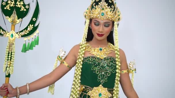 Traditionell Indonesisk Dansare Utsmyckad Kostym Utför Med Eleganta Handgester Kulturell — Stockvideo