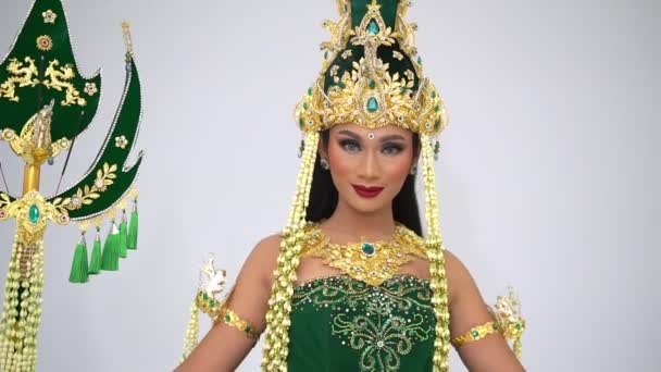 Портрет Жінки Традиційному Індонезійському Костюмі Складним Золотим Головним Убором Зеленим — стокове відео