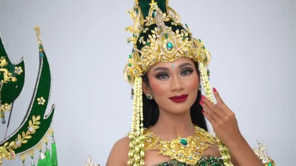 Porträt Einer Frau Traditioneller Südostasiatischer Tracht Mit Aufwendiger Goldkopfbedeckung Und — Stockvideo