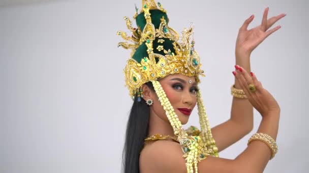 Κομψή Χορεύτρια Παραδοσιακή Ασιατική Φορεσιά Περίπλοκο Headpiece Εκτελεί Πολιτιστικό Χορό — Αρχείο Βίντεο