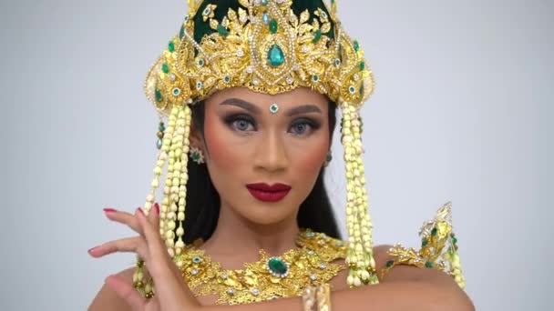 Προσωπογραφία Γυναίκας Παραδοσιακή Στολή Της Νοτιοανατολικής Ασίας Περίτεχνα Χρυσά Επίτιτλα — Αρχείο Βίντεο