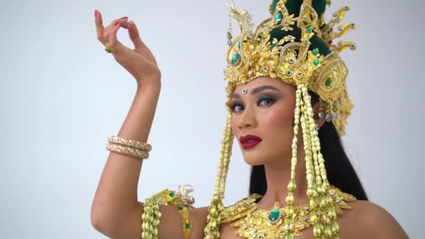 Mujer Traje Tradicional Tailandés Con Elaborado Tocado Oro Joyas Posando — Vídeo de stock