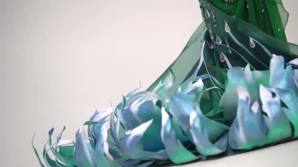 Елегантна Зелена Тканина Пером Прикрасами Білому Тлі Всередині Студії — стокове відео