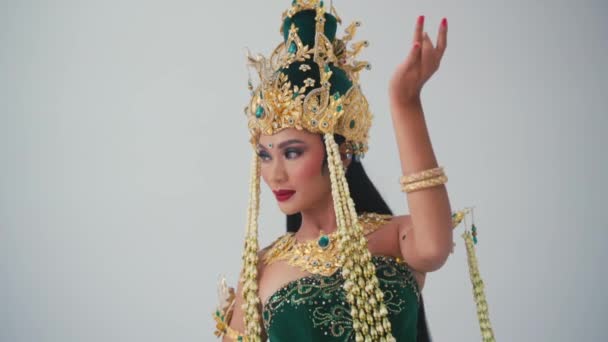 Žena Tradičním Balijském Kostýmu Zlatou Čelenkou Šperky Taneční Gesto Uvnitř — Stock video