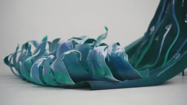 Абстрактные Вихри Синей Зеленой Красок Создают Волнообразный Рисунок Белом Фоне — стоковое видео