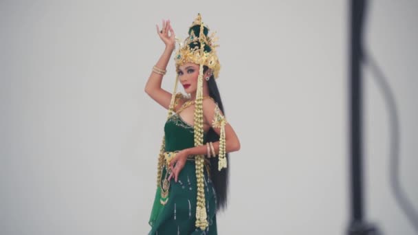 Mujer Con Traje Asiático Tradicional Realizando Una Danza Cultural Dentro — Vídeos de Stock