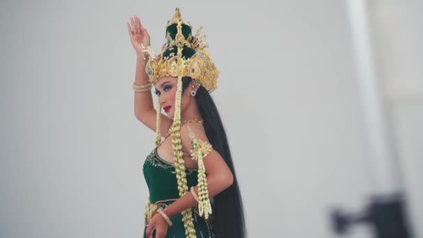 Hagyományos Balinéz Táncos Díszes Jelmezben Kulturális Táncot Előad Kifejező Kézmozdulatokkal — Stock videók
