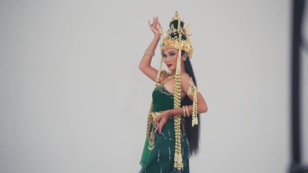 Жінка Виконує Традиційний Балійський Танець Костюмі Всередині Білої Студії — стокове відео