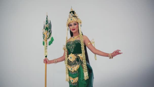 Жінка Традиційному Тайському Костюмі Головним Убором Зеленим Платтям Тримає Штат — стокове відео