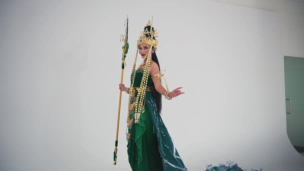 Kobieta Tradycyjnym Tajskim Stroju Nakryciem Głowy Włócznią Wykonując Taniec Kulturalny — Wideo stockowe