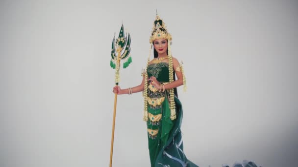 Traditionelle Thailändische Tänzerin Kunstvollen Kostüm Die Morgen Mit Einem Dekorativen — Stockvideo