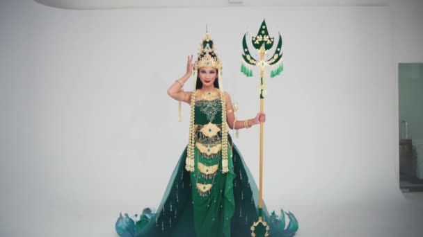 Frau Traditionellem Grün Goldenem Kostüm Mit Kopfbedeckung Und Zepter Posiert — Stockvideo