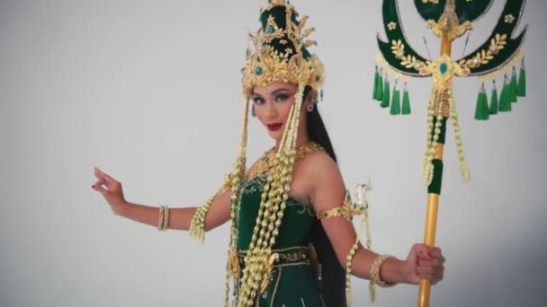 Mujer Traje Tradicional Danza Balinesa Con Tocado Adornado Atuendo Verde — Vídeos de Stock