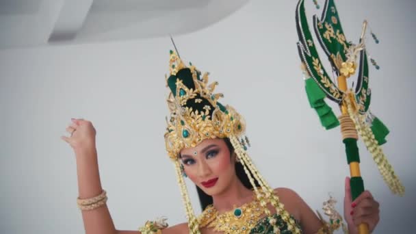 Vrouw Traditioneel Balinees Kostuum Die Morgens Een Dans Uitvoert — Stockvideo