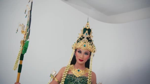 Mulher Traje Tradicional Bailarino Balinês Com Cobertura Para Cabeça Ornamentada — Vídeo de Stock