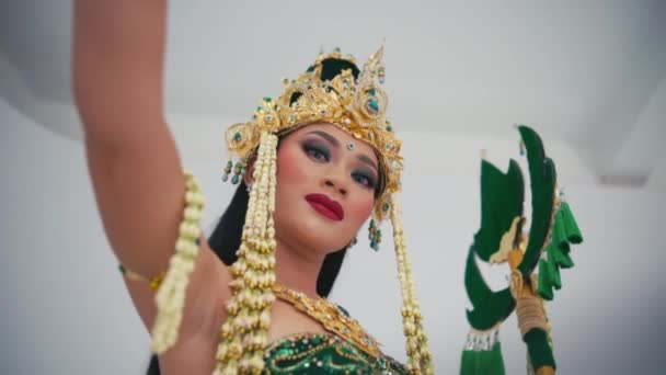 Traditional Balinese Dancer Ornate Costume Makeup Looking Contemplative Morning — Stock Video
