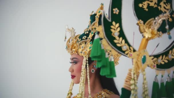 Kobieta Tradycyjnym Indonezyjskim Stroju Wyszukanym Nakryciem Głowy Zielonej Sukience Wykonując — Wideo stockowe