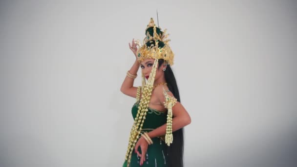 Dançarina Balinesa Tradicional Traje Realizando Dança Cultural Durante Mulher — Vídeo de Stock