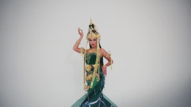 Figurinha Elegante Dançarino Tailandês Tradicional Traje Ornamentado Isolado Fundo Branco — Vídeo de Stock