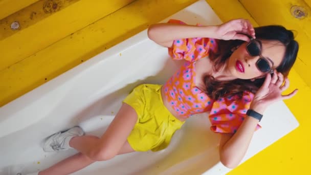 Jovem Elegante Posando Uma Banheira Vintage Fundo Amarelo Vibrante Conceito — Vídeo de Stock