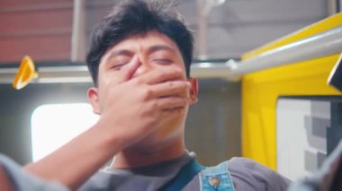 Kendini kötü hisseden genç bir adamın yakından çekilmiş bir portresi. Metroya binerken öksürüp eline hapşırıyor. Hasta ve yorgun görünüyor, kalabalık yerlerde hastalığın yayıldığını vurguluyor..