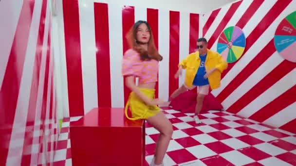 바닥과 줄무늬 에너지와 재미를 활기찬 다채로운 방에서 사람의 — 비디오
