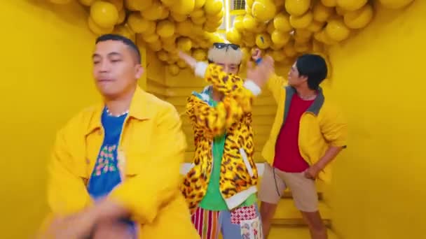 Três Jovens Elegantes Posando Quarto Amarelo Com Decoração Limão Exalando — Vídeo de Stock