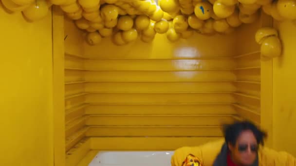 Τρεις Κομψοί Νέοι Ποζάρουν Ένα Κίτρινο Δωμάτιο Μπανανόφλουδες Φορώντας Γυαλιά — Αρχείο Βίντεο
