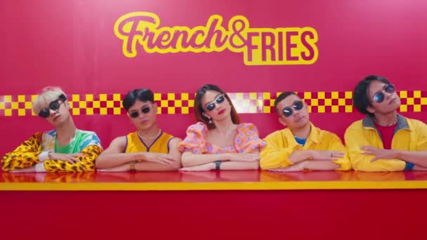 Stilfulde Unge Iført Solbriller Poserende Foran Pulserende French Fries Neon – Stock-video