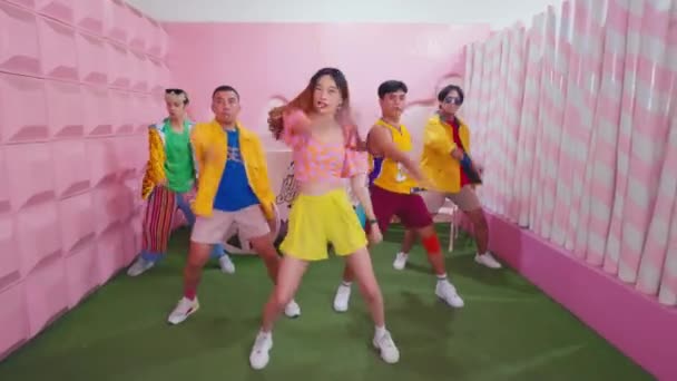 Grupo Jovens Dançando Roupas Coloridas Contra Fundo Rosa Expressando Alegria — Vídeo de Stock