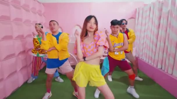 Grup Tineri Modă Dansând Într Cameră Colorată Dimineața — Videoclip de stoc