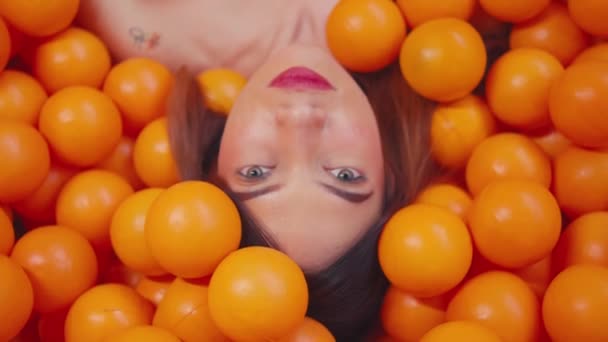 Visage Femme Entouré Boules Orange Vif Créant Une Image Vibrante — Video