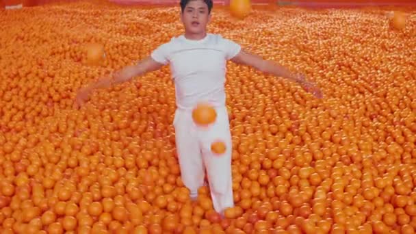 Homme Parlant Téléphone Tout Tenant Dans Une Mer Oranges Pendant — Video