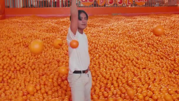 Ember Sétál Egy Raktár Tele Narancs Ipari Mezőgazdaság Koncepció Napfény — Stock videók