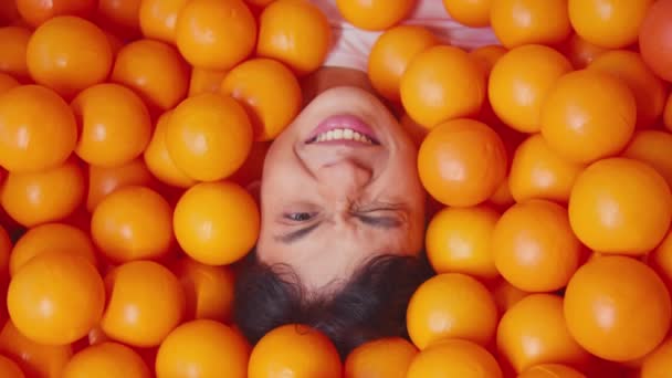 Dítě Obklopeno Jasně Oranžovými Míčky Hravý Barevný Koncept Denního Světla — Stock video