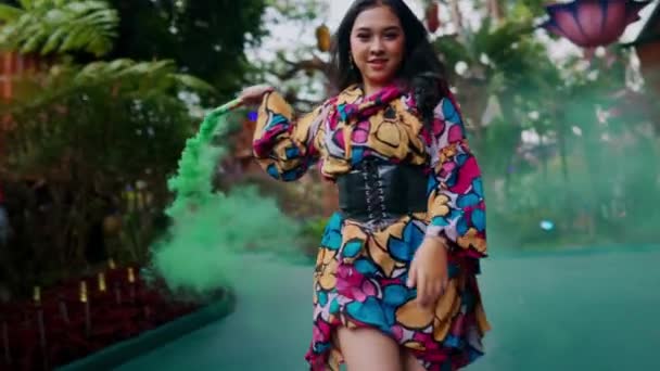 Femme Confiante Robe Colorée Marchant Extérieur Avec Verdure Arrière Plan — Video