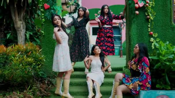 Grupo Mulheres Diversas Posando Cenário Jardim Exuberante Com Vegetação Vibrante — Vídeo de Stock